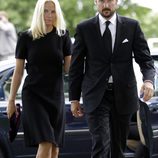 Haakon y Mette-Marit en el servicio religioso por las víctimas