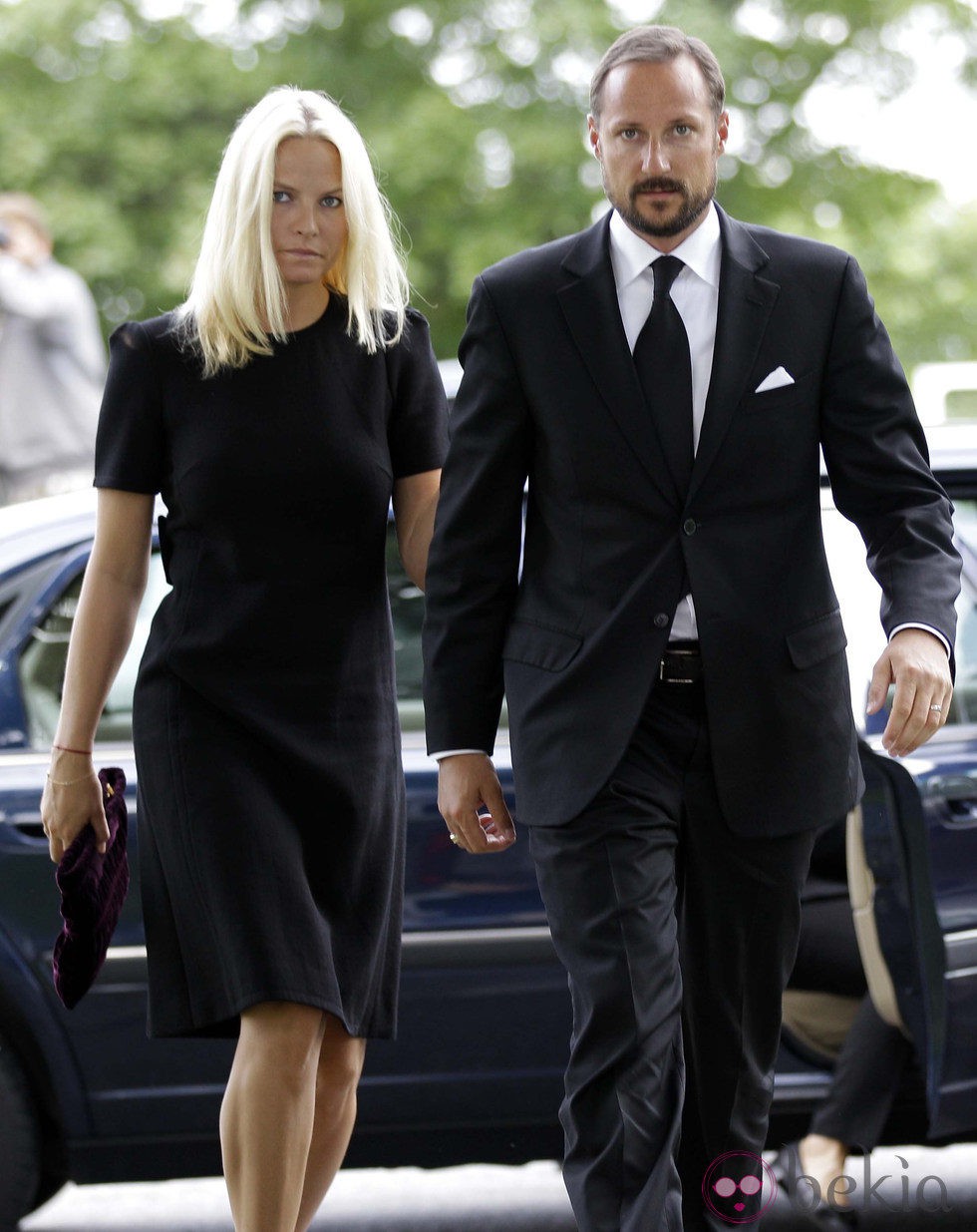 Haakon y Mette-Marit en el servicio religioso por las víctimas