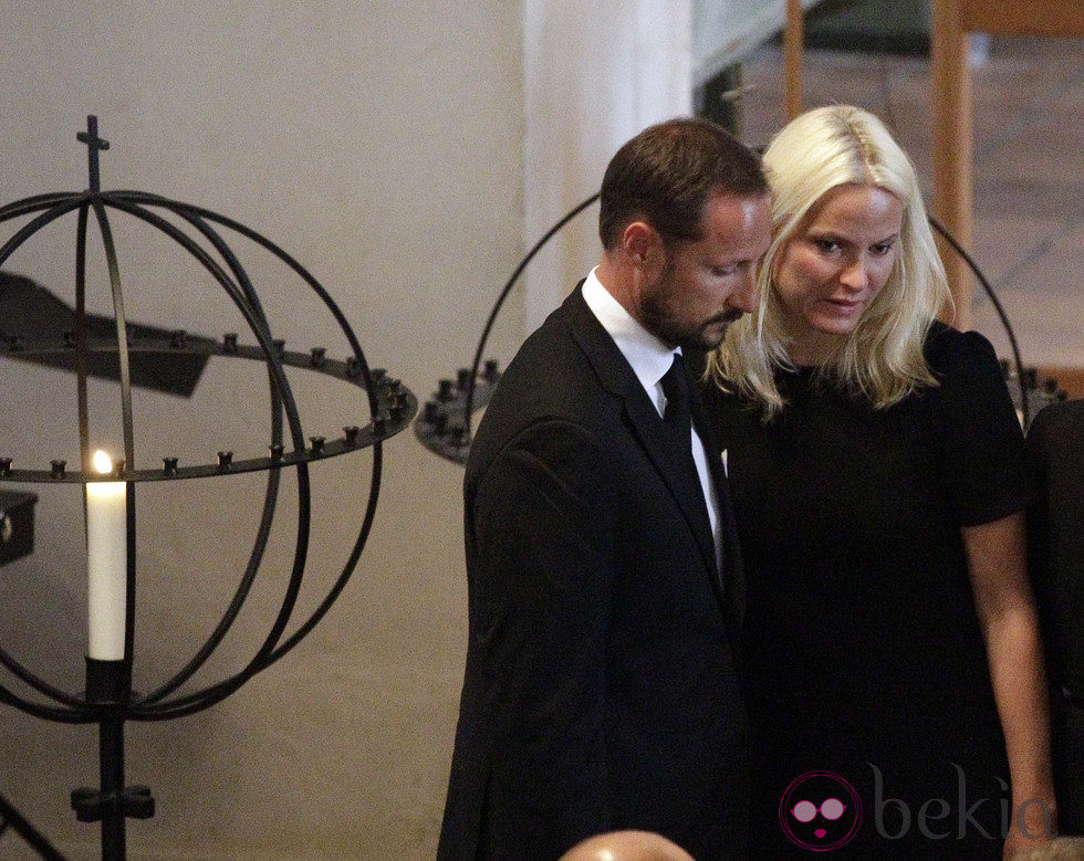 Haakon y Mette-Marit, muy afectados en el servicio religioso por las víctimas