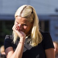 Mette-Marit no pudo ocultar su dolor por la masacre de Oslo