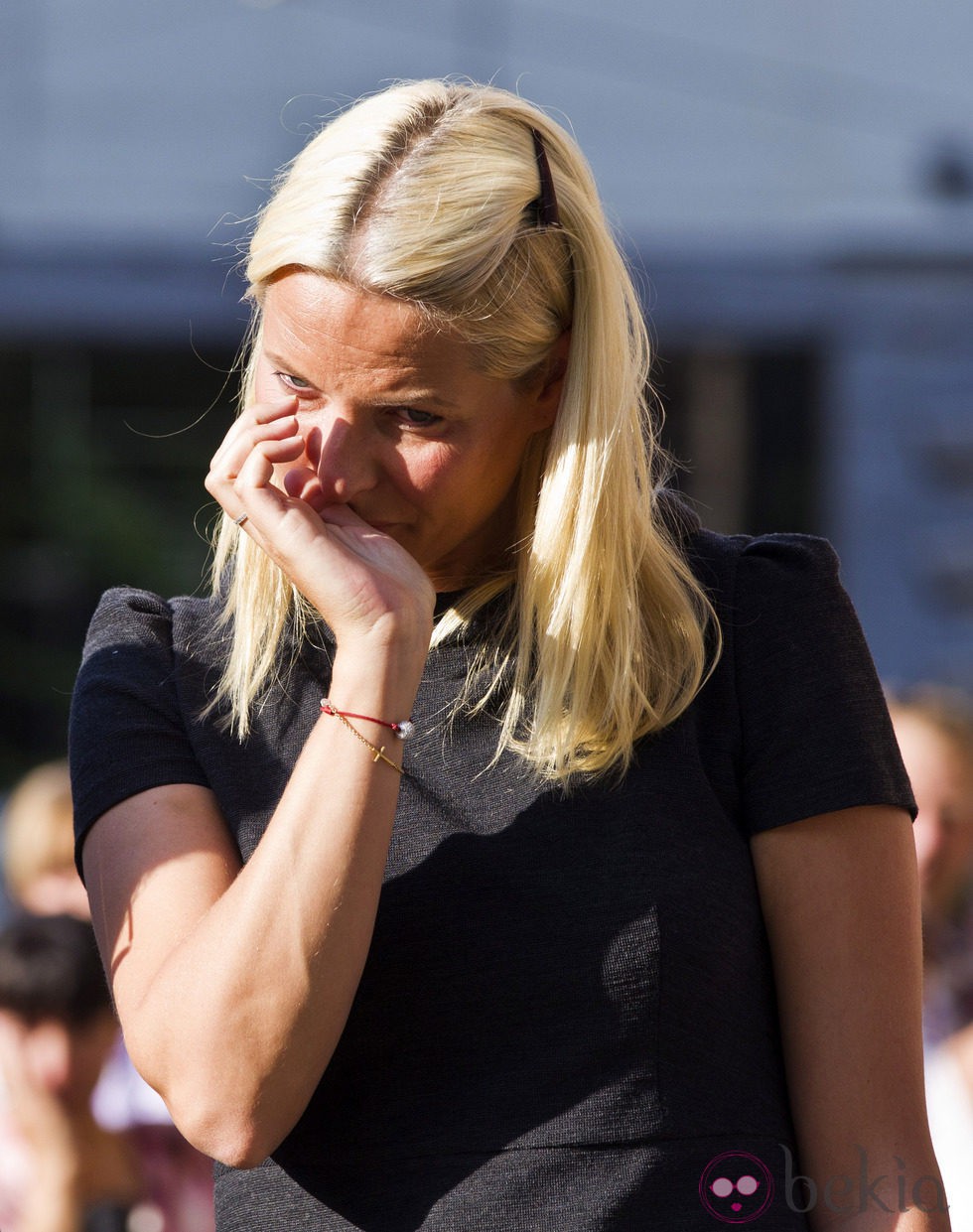 Mette-Marit no pudo ocultar su dolor por la masacre de Oslo