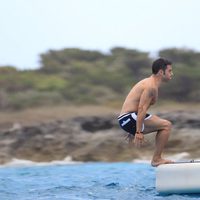 David Bustamante se lanza al mar en Formentera