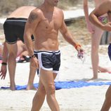 David Bustamante luce abdominales y torso desnudo