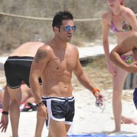 David Bustamante luce abdominales y torso desnudo