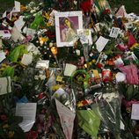 Flores en honor a Amy Winehouse