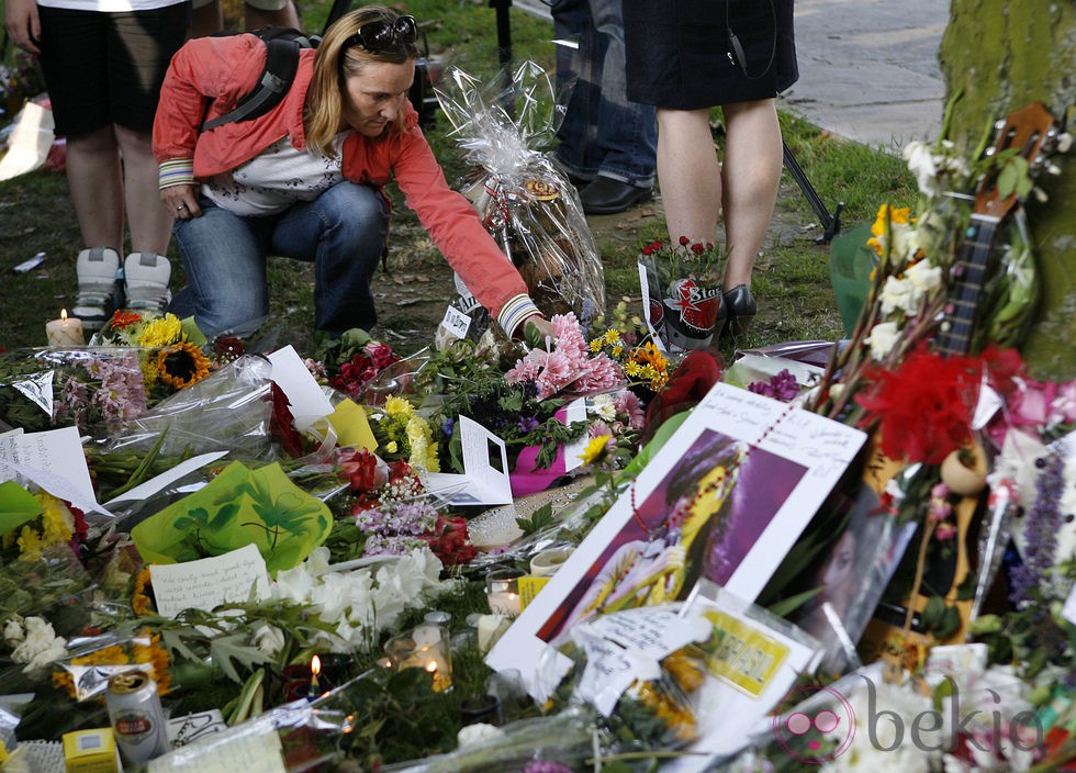 Flores, velas y alcohol para Amy Winehouse