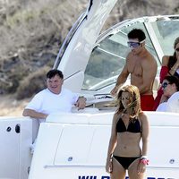 David Bustamante y Paula Echevarría junto a José Antonio Camacho en Ibiza