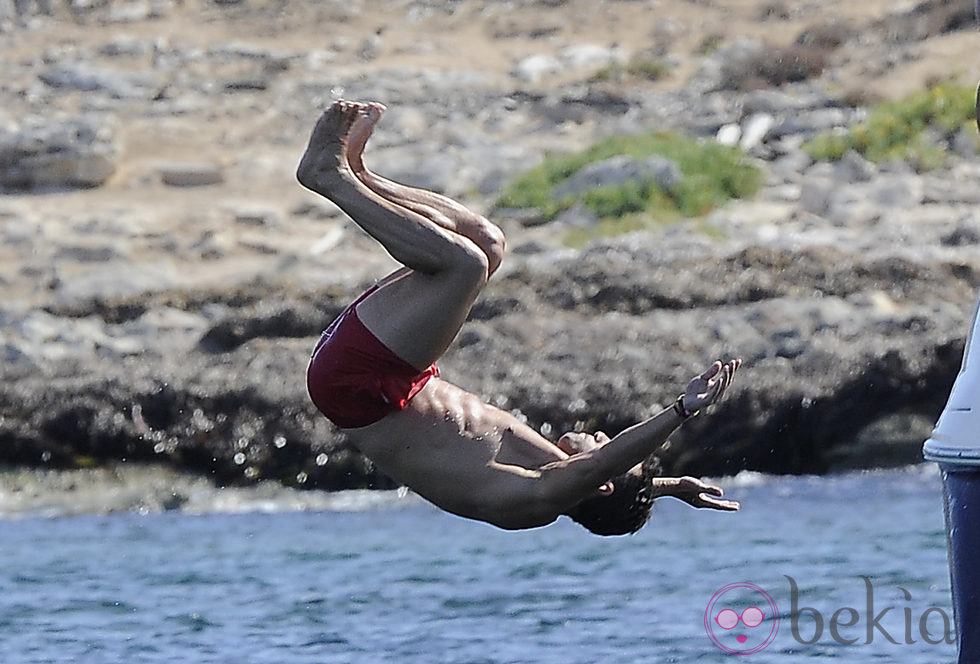 David Bustamante se lanza al mar en Ibiza