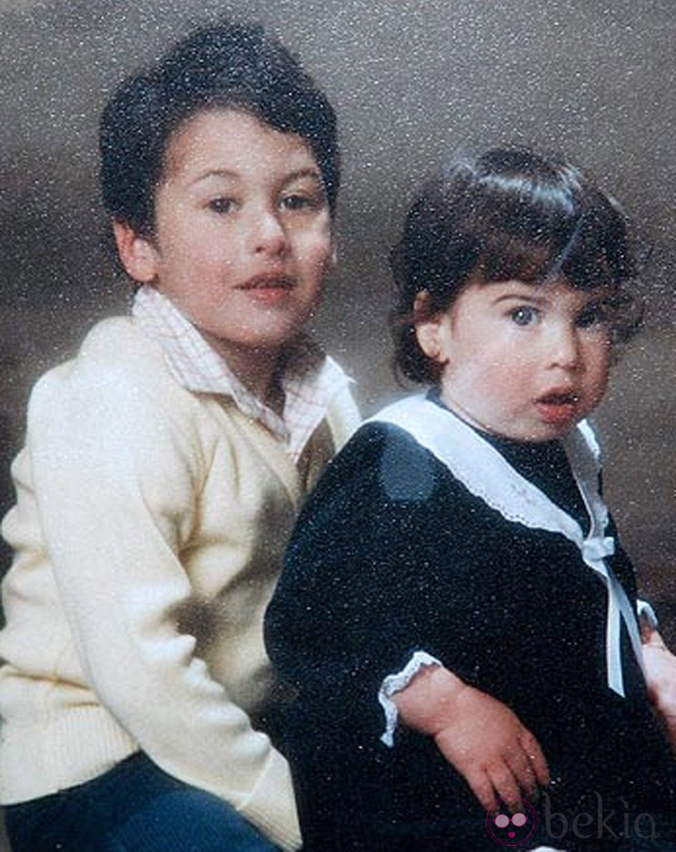 Amy Winehouse de pequeña junto a su hermano