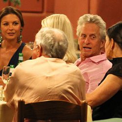 Catherine Zeta Jones y Michael Douglas cenan con unos amigos en Portofino