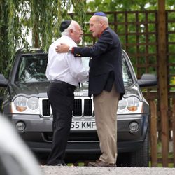 Dos hombres se saludan en el funeral de Amy Winehouse en Londres