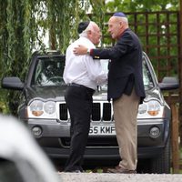 Dos hombres se saludan en el funeral de Amy Winehouse en Londres