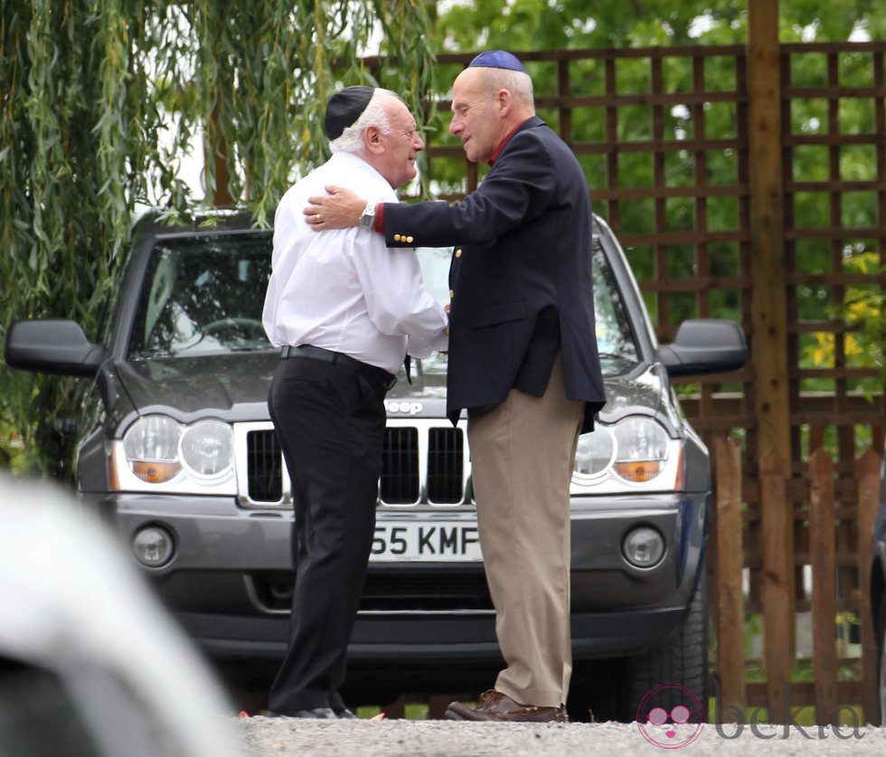 Dos hombres se saludan en el funeral de Amy Winehouse en Londres