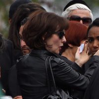 La cantante Remi Nicole en el funeral de Amy Winehouse en Londres