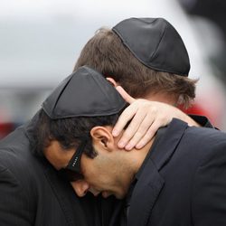 Los humoristas Daniel Zukerman y André Machadose en el funeral de Amy Winehouse en Londres