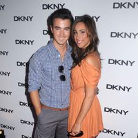 Kevin Jonas y Danielle Deleasa en la presentación de unas gafas de DKNY