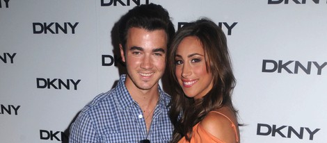 Kevin Jonas y Danielle Deleasa en la presentación de unas gafas de DKNY