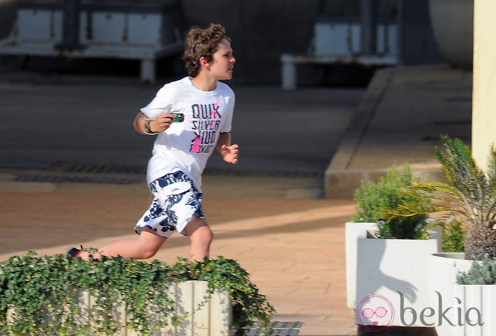 Froilán corre en el puerto mallorquín en el que realiza un curso de vela