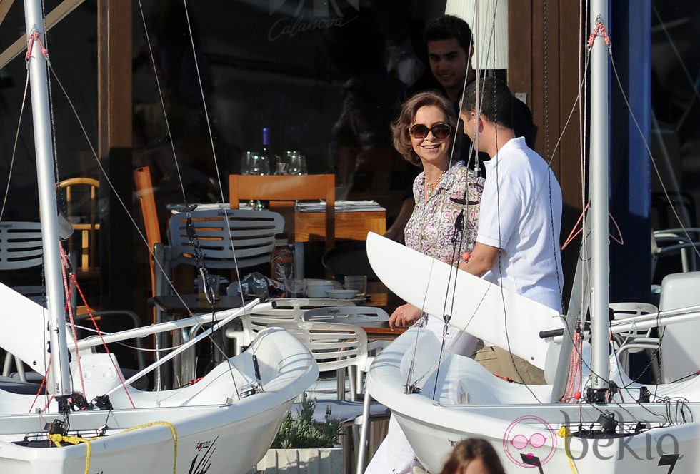 La Reina Sofía de vacaciones con sus nietos mayores en Mallorca