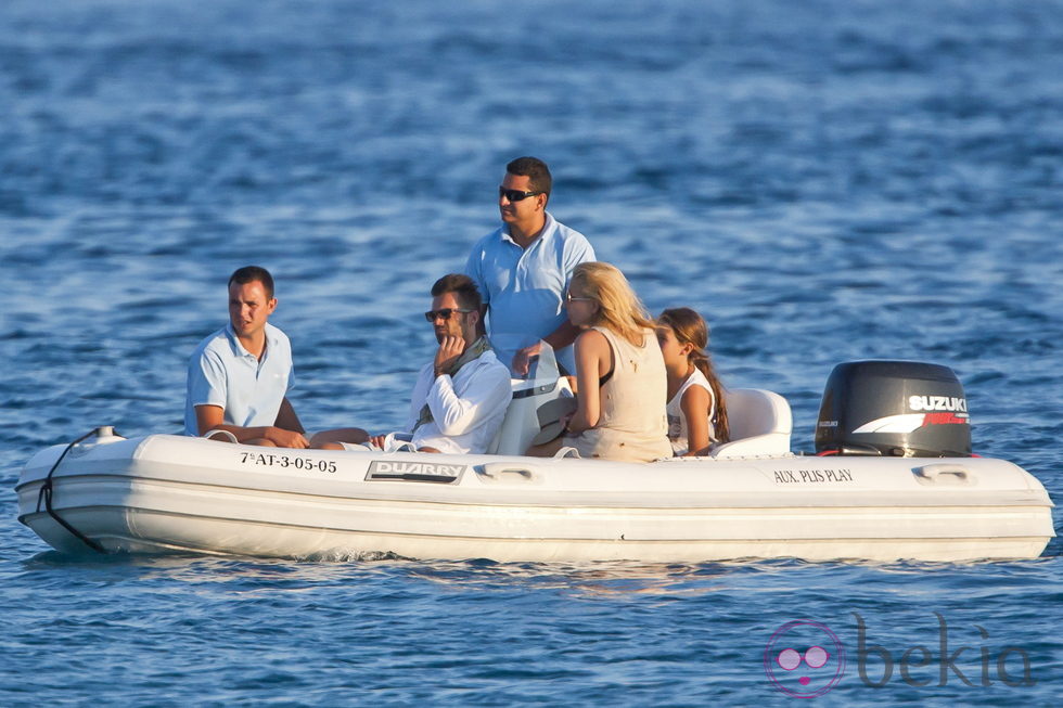 Marta Sánchez y Hugo Castejón rumbo al barco de Vicky Martín Berrocal