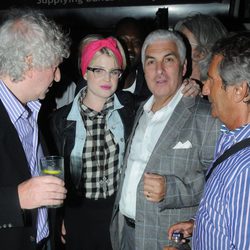 Kelly Osbourne y Mitch Winehouse en una fiesta de recuerdo a Amy Winehouse