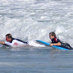 David Beckham y su hijo Brooklyn surfean en Malibu