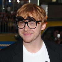 Rupert Grint con unas originales gafas de sol en el estreno de 'El origen del Planeta de los Simios'