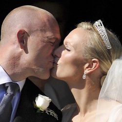 El beso de Zara Phillips y Mike Tindall