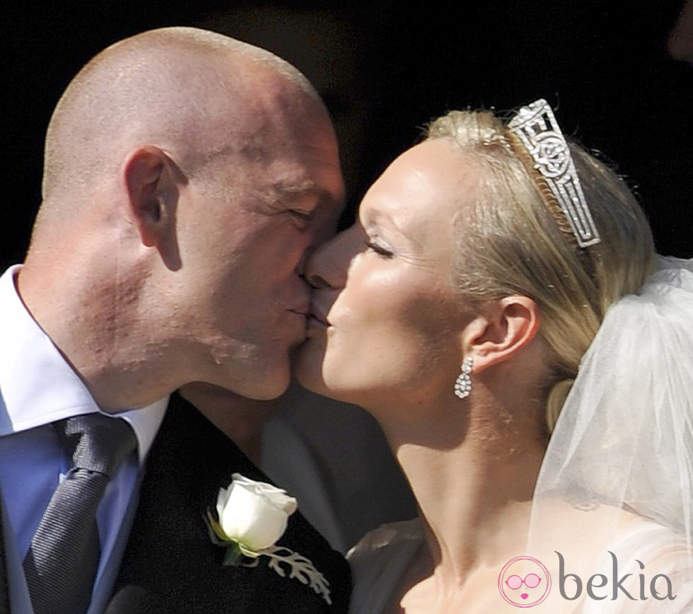 El beso de Zara Phillips y Mike Tindall