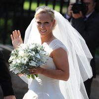 Zara Phillips saluda en su boda