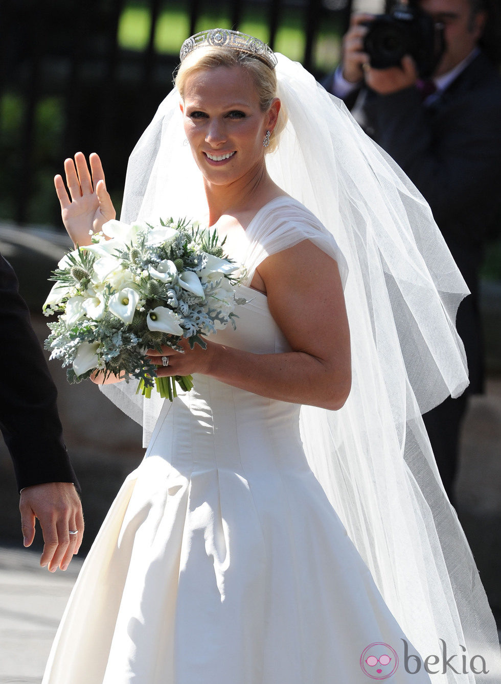 Zara Phillips saluda en su boda