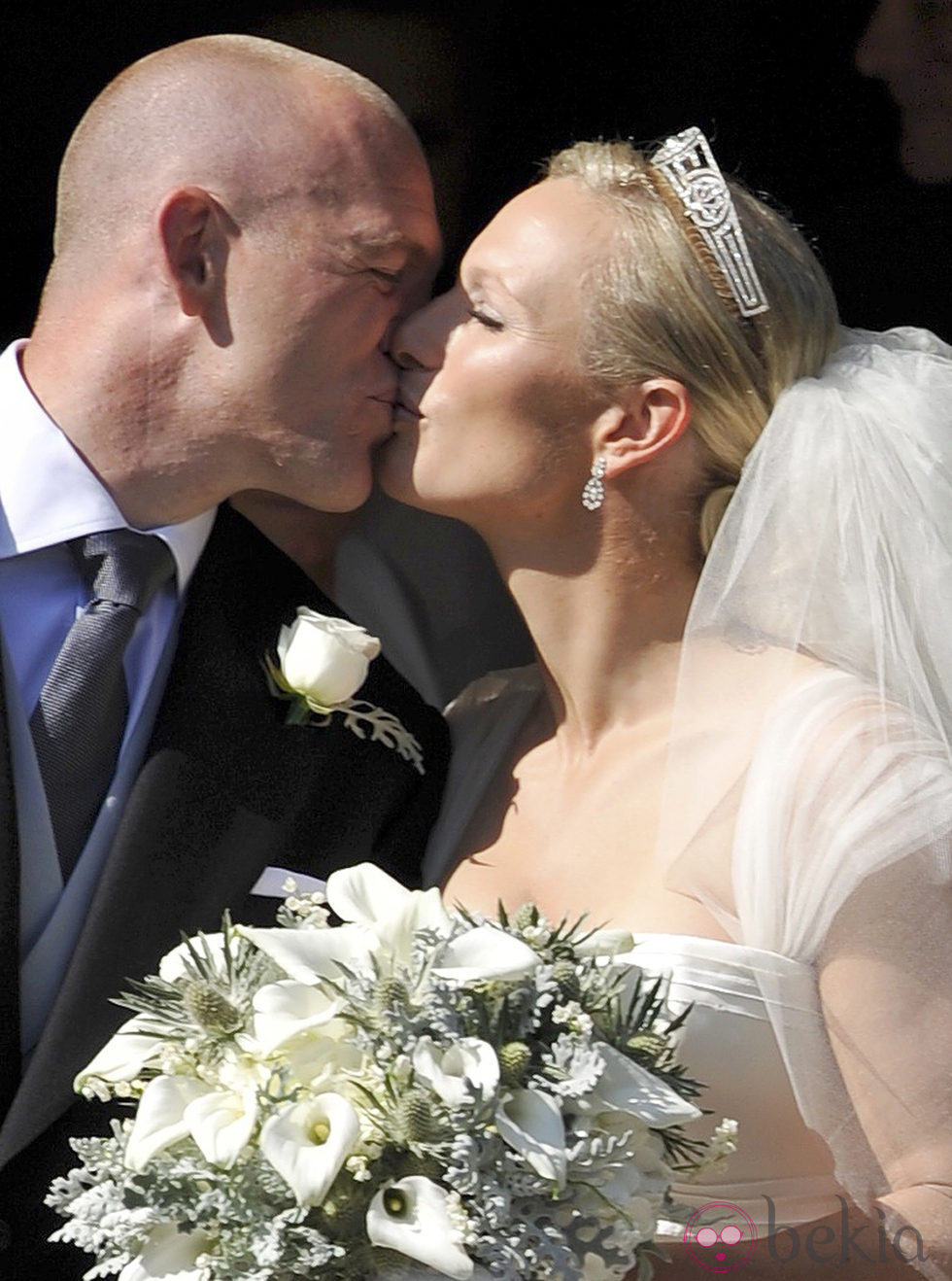 Zara Phillips y Mike Tindall se besan en su boda