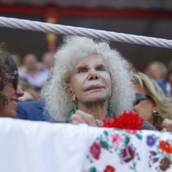 La Duquesa de Alba disfruta de los toros en Santander