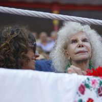 La Duquesa de Alba disfruta de los toros en Santander