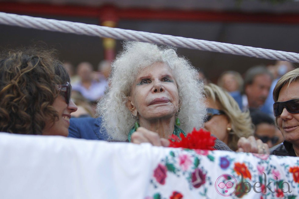 La Duquesa de Alba disfruta de los toros en Santander