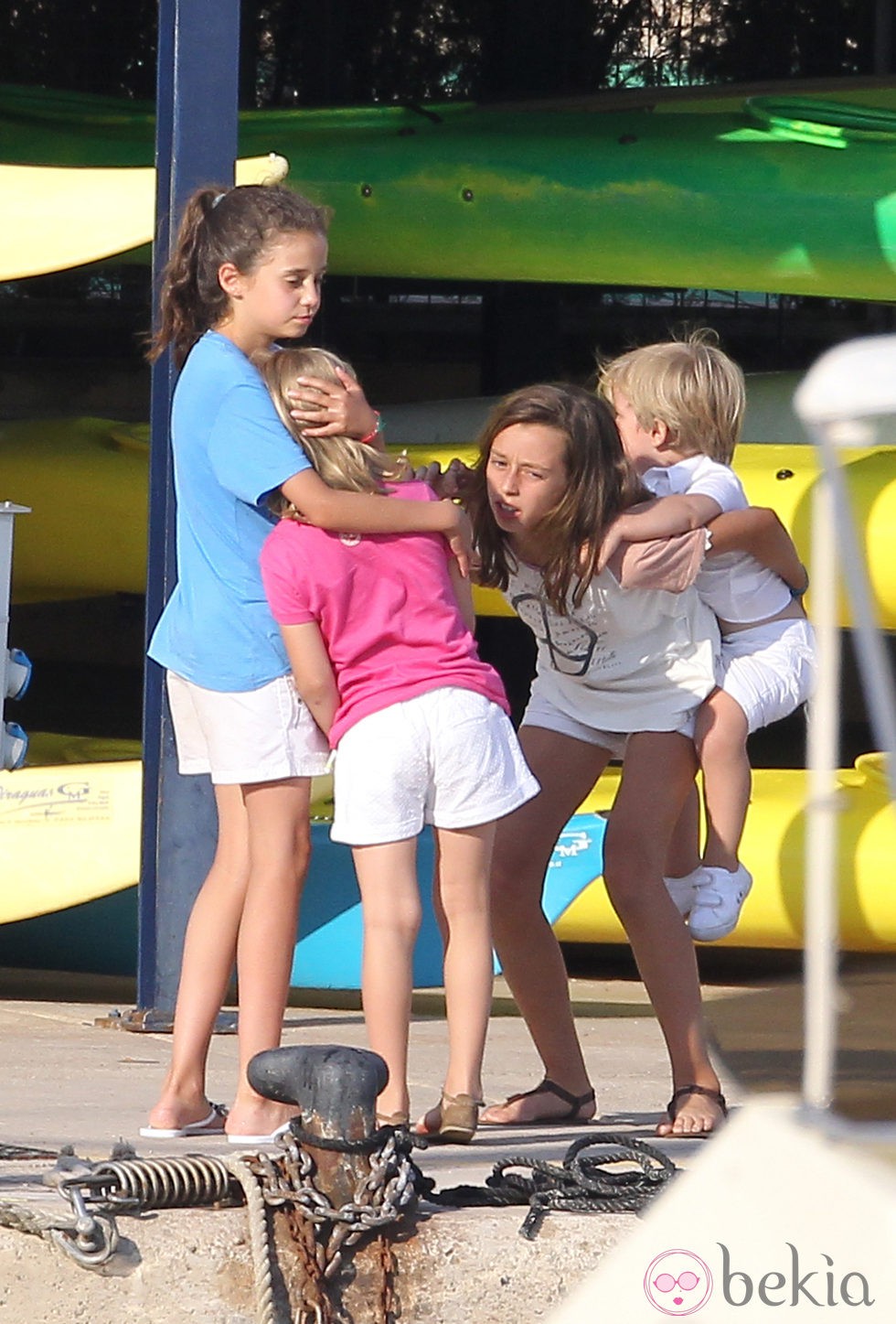 Victoria Federica abraza a su prima Irene Urdangarín en Mallorca