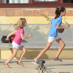 Victoria Federica de Marichalar e Irene Urdangarín corriendo en Mallorca