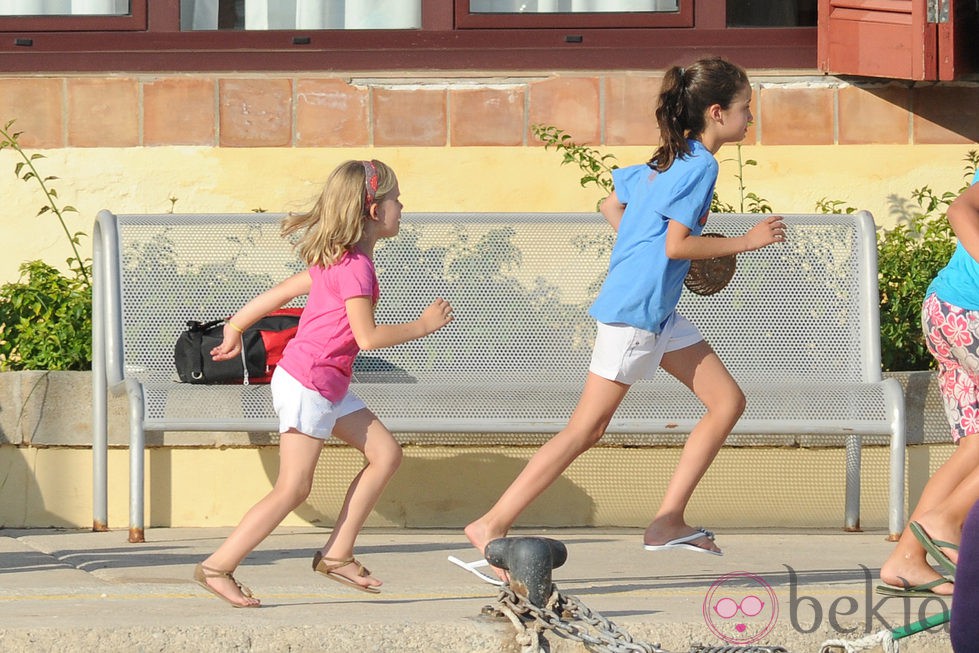 Victoria Federica de Marichalar e Irene Urdangarín corriendo en Mallorca