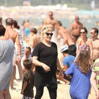 Deborra Lee Furness durante sus vacaciones con Hugh Jackman en Saint-Tropez