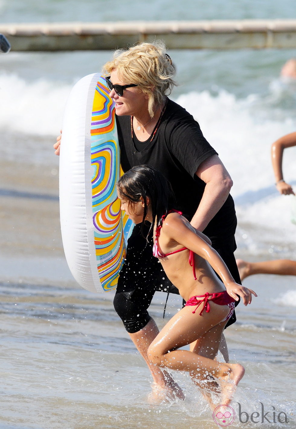 Deborra Lee Furness y su hija Ava Jackman en Saint-Tropez