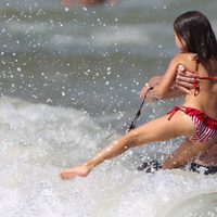 Hugh Jackman juega con su hija Ava en Saint-Tropez en la playa