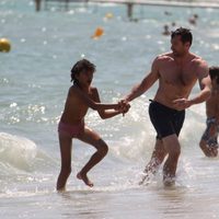 Hugh Jackman juega con su hijo Oscar en Saint-Tropez