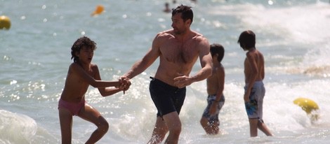 Hugh Jackman juega con su hijo Oscar en Saint-Tropez