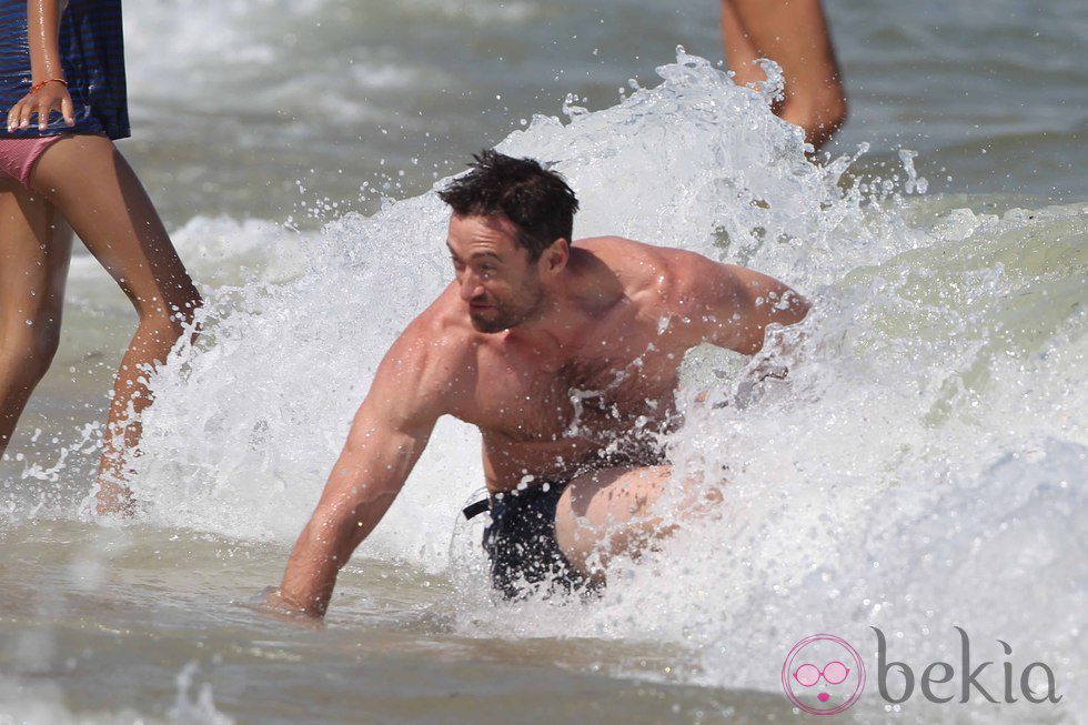 Hugh Jackman lucha contra una ola en Saint-Tropez