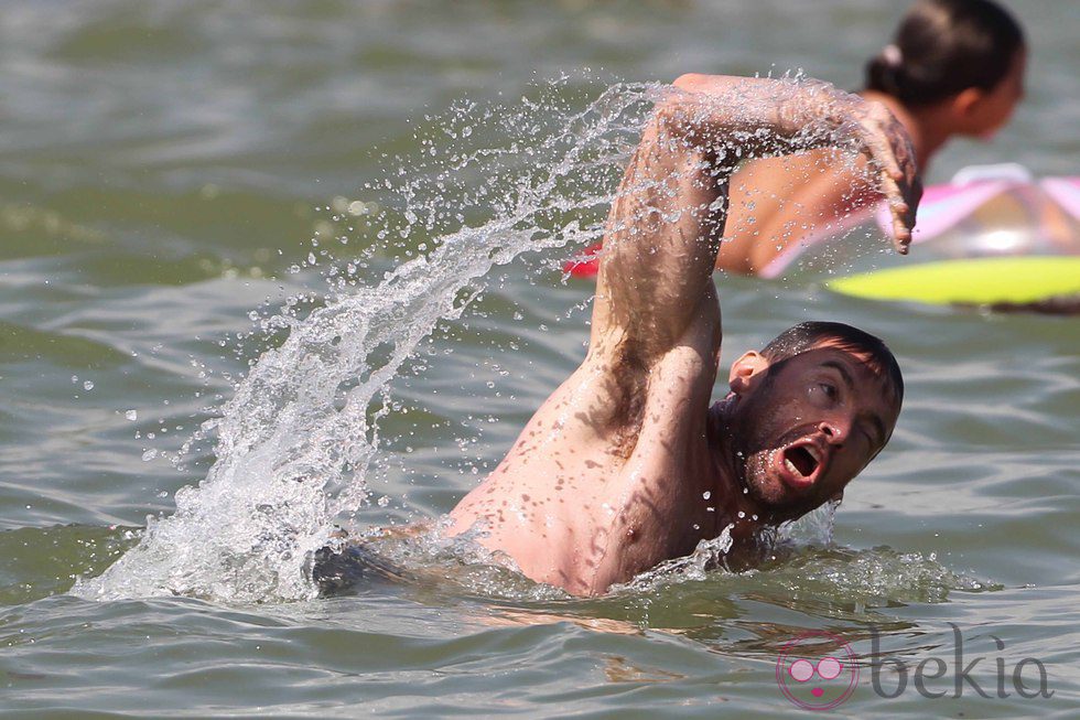 Hugh Jackman nadando en Saint-Tropez