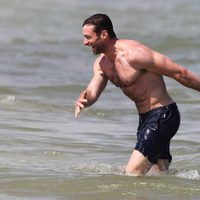 Hugh Jackman luce torso desnudo en Saint-Tropez