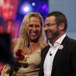 Rosa Benito ríe junto a Jorge Javier Vázquez en la final de 'Supervivientes 2011'