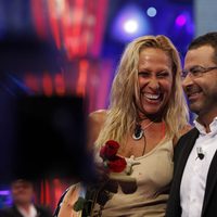 Rosa Benito ríe junto a Jorge Javier Vázquez en la final de 'Supervivientes 2011'