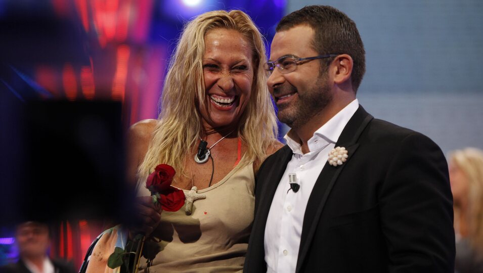 Rosa Benito ríe junto a Jorge Javier Vázquez en la final de 'Supervivientes 2011'