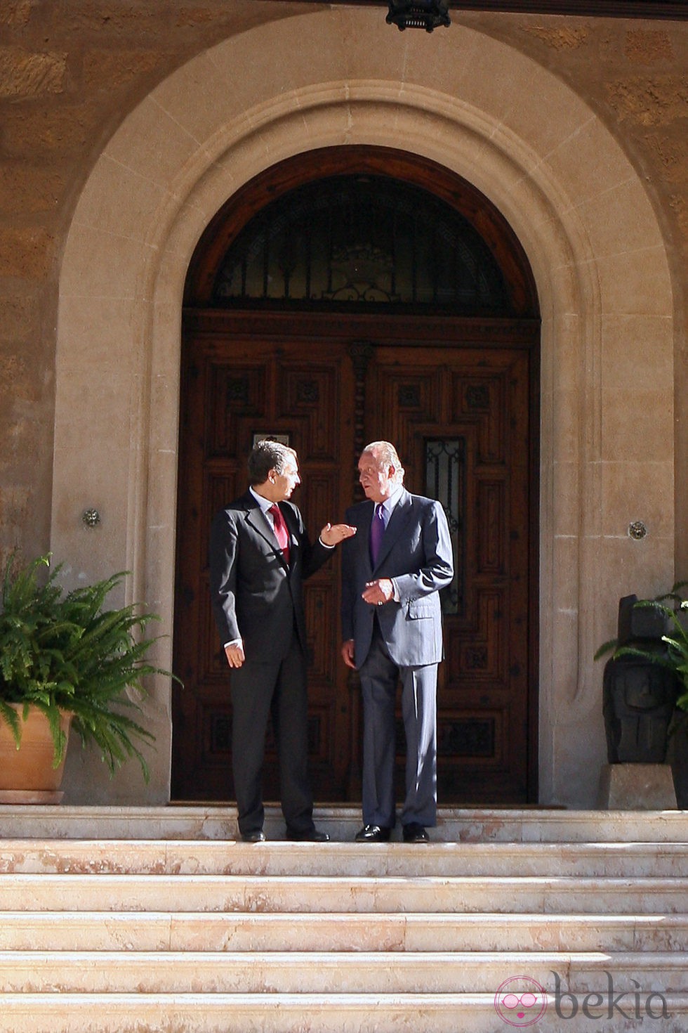 El Presidente Zapatero y el Rey Juan Carlos charlan en Marivent